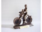 Nieuw bronzen beeld vrouw / moeder met kind op fiets., Ophalen of Verzenden