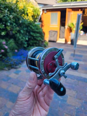 1x Shakespeare reel 2150 1x Spro Baithcaster beschikbaar voor biedingen
