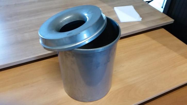 Vlamdovende Prullenbakken Zilvergrijs/ wit /zwart, Huis en Inrichting, Woonaccessoires | Prullenbakken, Gebruikt, Metaal, Minder dan 50 cm