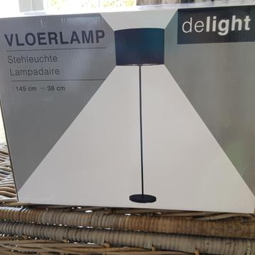 zwarte vloerlamp beschikbaar voor biedingen