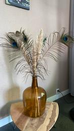 <Honingkleurige fles/vaas met pauweveren etc…>, Huis en Inrichting, Woonaccessoires | Droogbloemen, Ophalen, Zo goed als nieuw