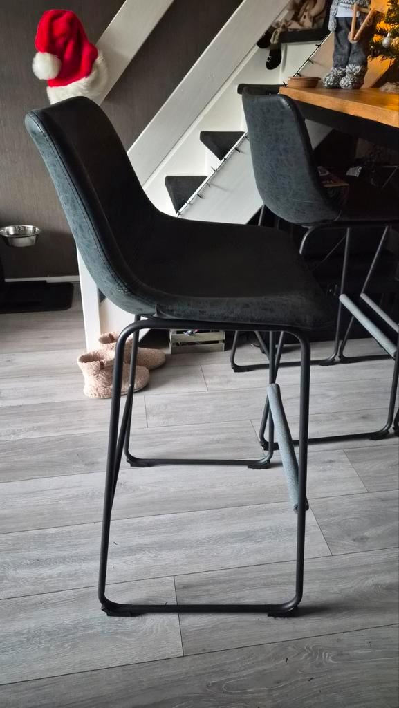 4 stuks Moderne zwarte barkrukken met voetsteun, Huis en Inrichting, Barkrukken, Zo goed als nieuw, 60 tot 90 cm, Kunststof, Metaal