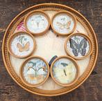 Vintage 70's bamboe dienblad met 6 onderzetters met vlinders, Antiek en Kunst, Ophalen of Verzenden