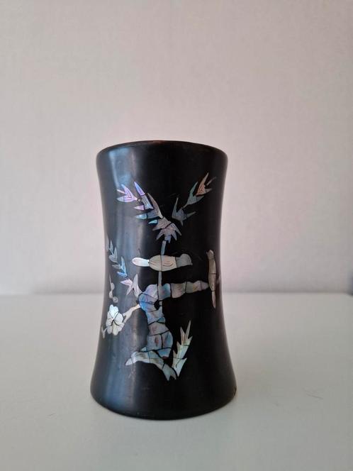 Vintage Japans lak vaasje met ingelegde parelmoer. H 11 cm., Antiek en Kunst, Antiek | Vazen, Ophalen of Verzenden
