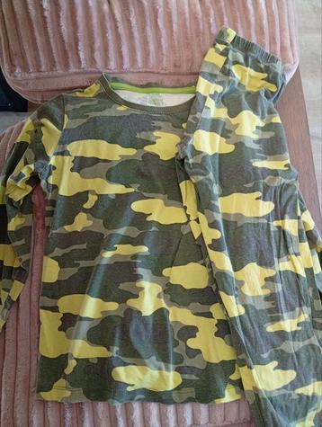 4 Pyjama's met stoere printjes maat 122/ 128 beschikbaar voor biedingen