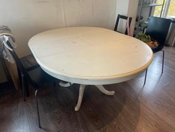 Witte houten tafel (uitschuifbaar) beschikbaar voor biedingen