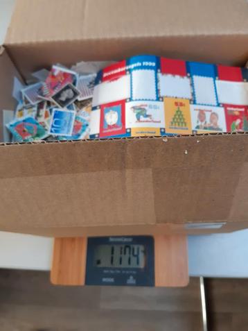 Bijna 1,10 kilo gestempelde Nederlandse postzegels  beschikbaar voor biedingen