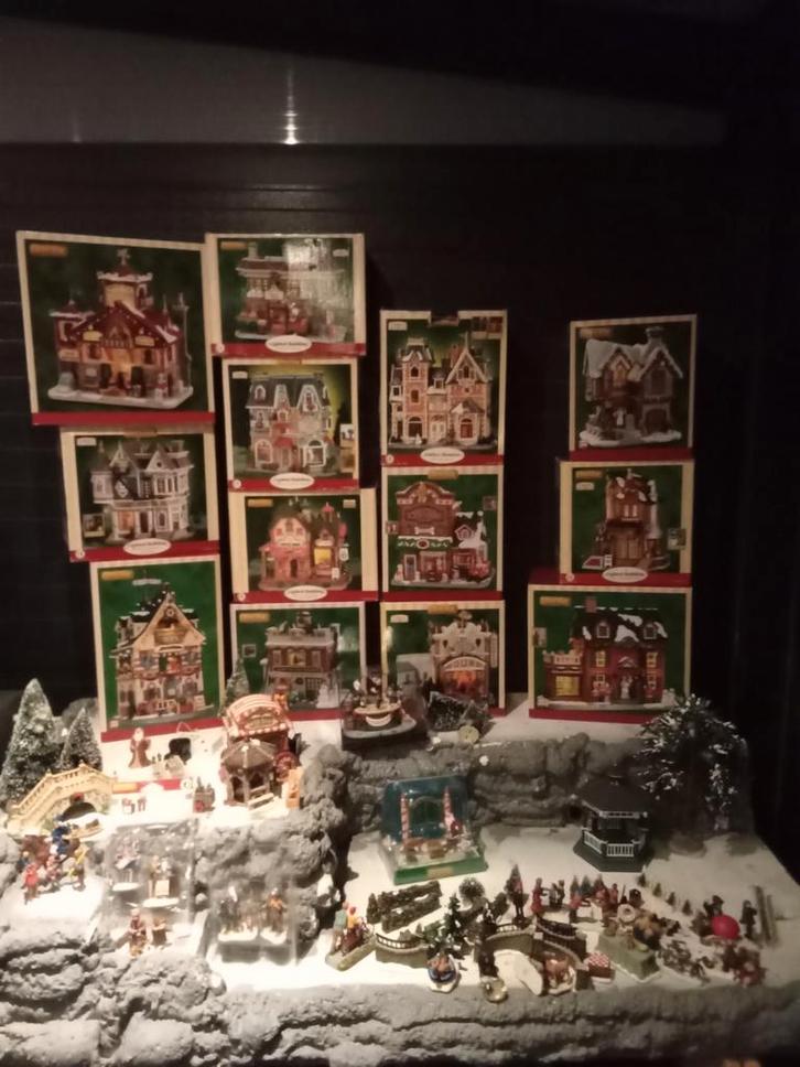 Lemax Kerstdorp - 13 Huisjes, Bomen & Poppetjes, Huis en Inrichting, Woonaccessoires | Overige, Zo goed als nieuw, Ophalen of Verzenden