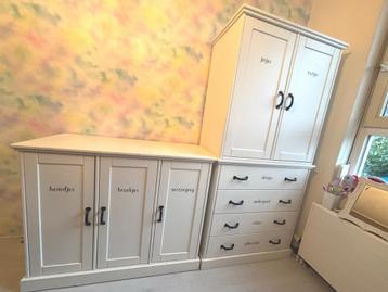 Leuke witte baby of kinderkamer kasten set beschikbaar voor biedingen