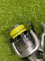 Sale! Nieuwe Daiwa Crossfire 3000 molen + gevlochten lijn, Ophalen of Verzenden, Nieuw, Molen
