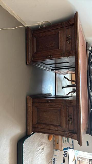 Antiek houten bureau beschikbaar voor biedingen