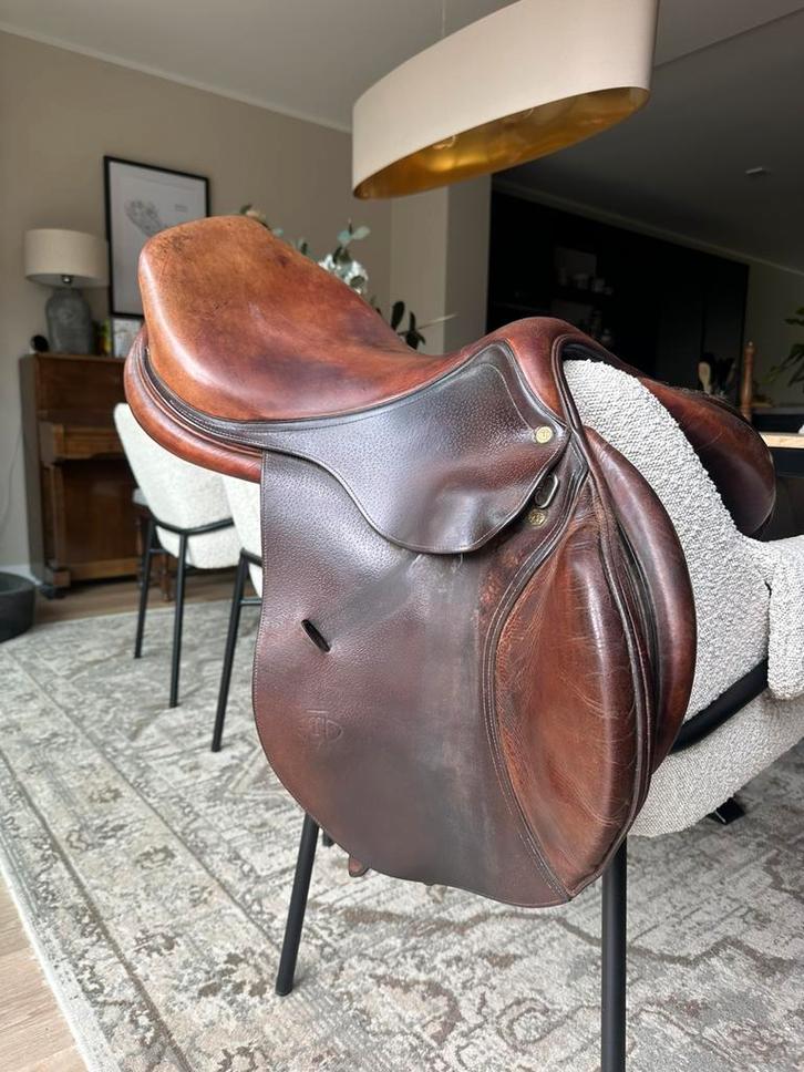 Bruin Springzadel 17,5 inch, medium boommaat, Dieren en Toebehoren, Paarden en Pony's | Zadels, Gebruikt, Springen, Ophalen