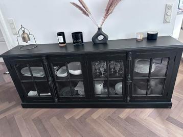 Antieke zwarte houten vitrinekast – Shabby Chic charme beschikbaar voor biedingen