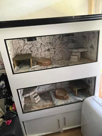 Groot zwaar terrarium beschikbaar voor biedingen