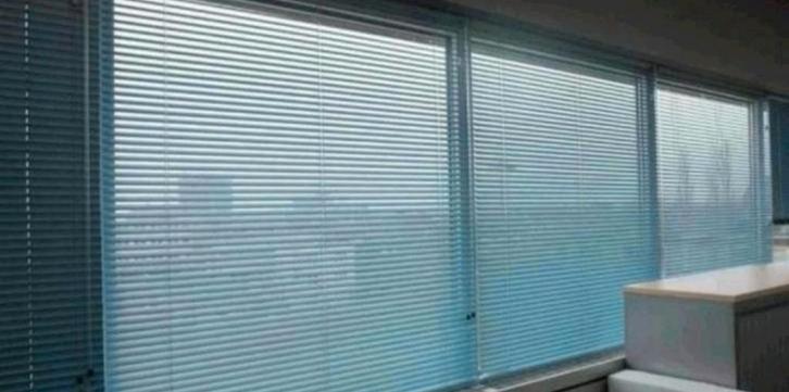 5x Luxaflex, 119B x 130H, zacht blauw met zilveren glans., Huis en Inrichting, Stoffering | Gordijnen en Lamellen, Nieuw, 100 tot 150 cm