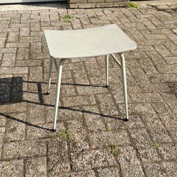 Jaren 70 krukje beschikbaar voor biedingen