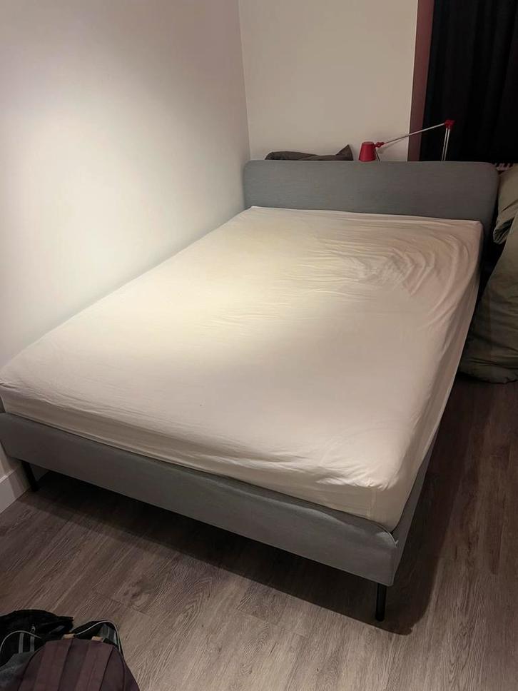 Ikea SLATTUM Bed + VAGSTRANDA Matras 140x200, Huis en Inrichting, Slaapkamer | Bedden, Gebruikt, Twijfelaar, 140 cm, 200 cm, Stof