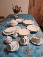Bijna compleet servies met een bescheiden klein bloemetjes m, Huis en Inrichting, Keuken | Servies, Ophalen