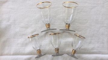 5 Art Deco glazen, allemaal versierd met gouden rand beschikbaar voor biedingen
