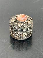 Oosters Verzilverd pillendoosje met half edelsteentje, Ophalen of Verzenden, Gebruikt