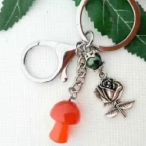 Edelsteen Paddenstoel en roos bedel met Karabijnhaak en ring, Sieraden, Tassen en Uiterlijk, Overige Accessoires, Nieuw, Ophalen