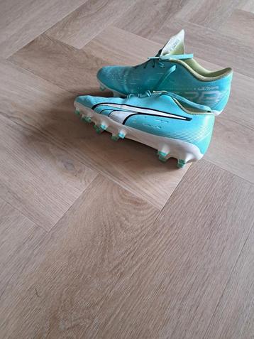 Puma Voetbalschoenen Maat 35 - Zo Goed Als Nieuw beschikbaar voor biedingen