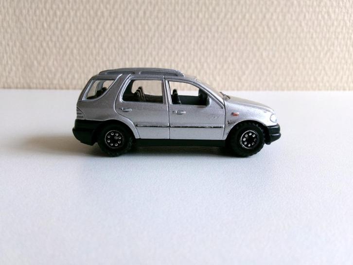Mercedes-Benz M-Class zilvergrijs 1:60 Welly (geen ovp), Hobby en Vrije tijd, Modelauto's | Overige schalen, Gebruikt, Auto, Ophalen of Verzenden