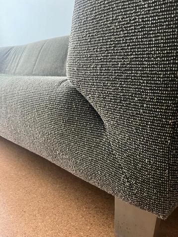 Mooie grijze rechte bank