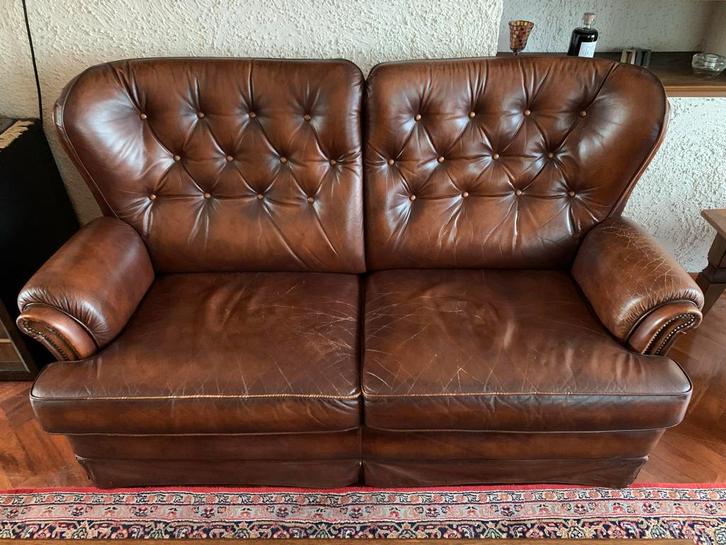 Klassieke bruine lederen tweezitsbank, Huis en Inrichting, Banken | Bankstellen, Gebruikt, Rechte bank, Tweepersoons, 150 tot 200 cm