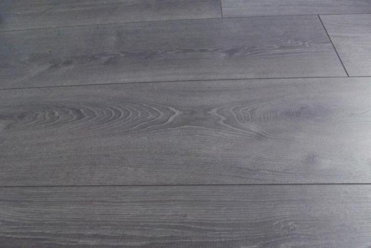 Nieuw laminaat 8,5m² +gratis geluidsdempende ondervloer, Huis en Inrichting, Stoffering | Vloerbedekking, Nieuw, Laminaat, Zwart