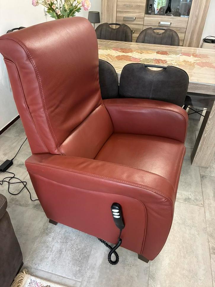 Te koop prachtige Elektrische Relaxstoel ,bruine kleur,leer, Huis en Inrichting, Fauteuils, Zo goed als nieuw, Leer, 50 tot 75 cm