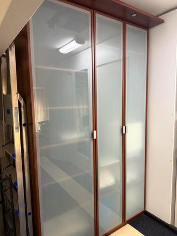 Mooie grote Ikea Pax kast met melkglas en verlichting - afbeelding 2