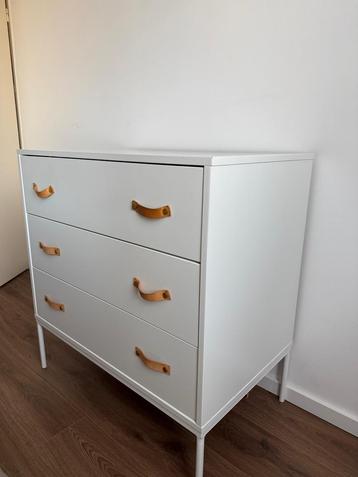 Commode inclusief verschoonmat beschikbaar voor biedingen