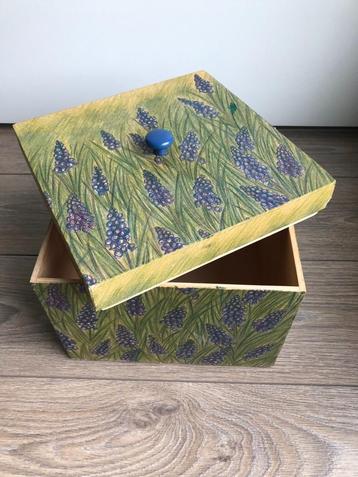 Houten opbergbox BLAUWE DRUIFJES beschikbaar voor biedingen