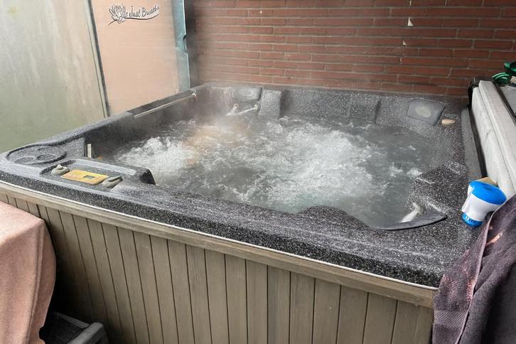 Fonteyn Jacuzzi 4 pers. (defect warmteelement) + Warmtepomp, Tuin en Terras, Bubbelbaden en Hottubs, Gebruikt, Ophalen