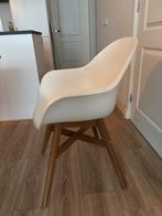 Witte stoel met houten poten, Huis en Inrichting, Stoelen, Ophalen, Gebruikt, Wit, Eén