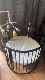 Ronde zwarte box te koop met matras en mobiel, Kinderen en Baby's, Boxen, Ophalen, Zo goed als nieuw, Rond