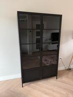 WOOOD vitrinekast zwart metaal met glas, Huis en Inrichting, Ophalen, 100 tot 150 cm, Zo goed als nieuw, Metaal
