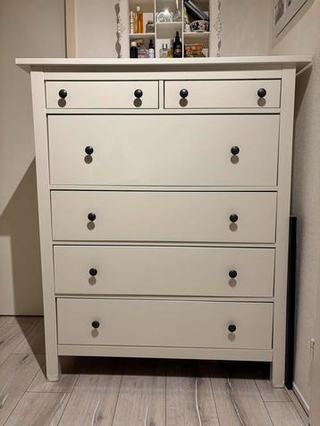Witte commode met 6 lades beschikbaar voor biedingen
