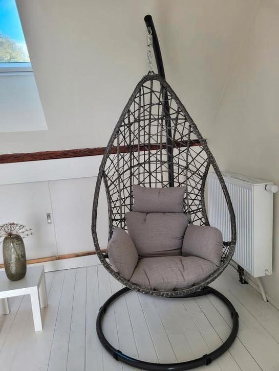 Twee hangstoelen/ eggchairs, Huis en Inrichting, Overige Huis en Inrichting, Zo goed als nieuw, Ophalen