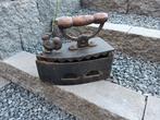 brocante strijkijzer, gietijzeren kolen strijkbout, ijzer, Antiek en Kunst, Antiek | Gereedschap en Instrumenten, Ophalen of Verzenden