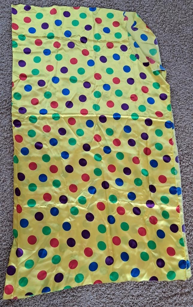 Gele satijnachtige stof met stippen + restjes, Hobby en Vrije tijd, Stoffen en Lappen, Gebruikt, 120 cm of meer, Geel, Ophalen of Verzenden