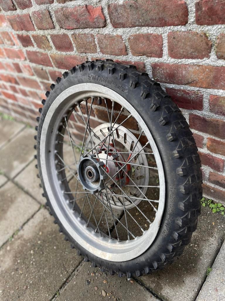 Voorwiel derbi senda xtreme met cross band 17 inch, Fietsen en Brommers, Brommeronderdelen | Algemeen, Ophalen of Verzenden, Gebruikt