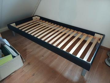 1 persoonsbed 90 x 200. Houten ombouw. Matras. beschikbaar voor biedingen