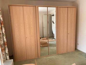 Slaapkamer kast beschikbaar voor biedingen