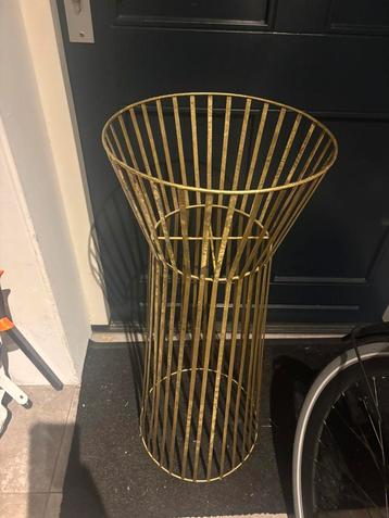 Standaard bloempot beschikbaar voor biedingen