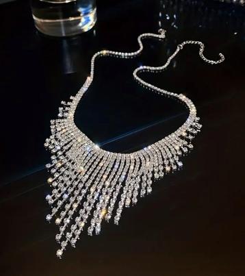 Collier met stras steentjes, zilver kleurig, nieuw beschikbaar voor biedingen