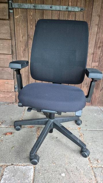 2 nette bureaustoelen beschikbaar voor biedingen
