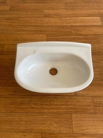 Vintage toiletwasbakje beschikbaar voor biedingen