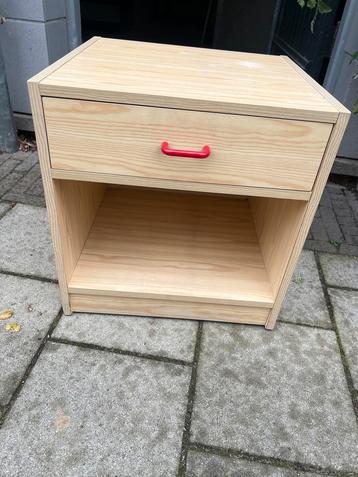 Houten Nachtkastje met Lade beschikbaar voor biedingen